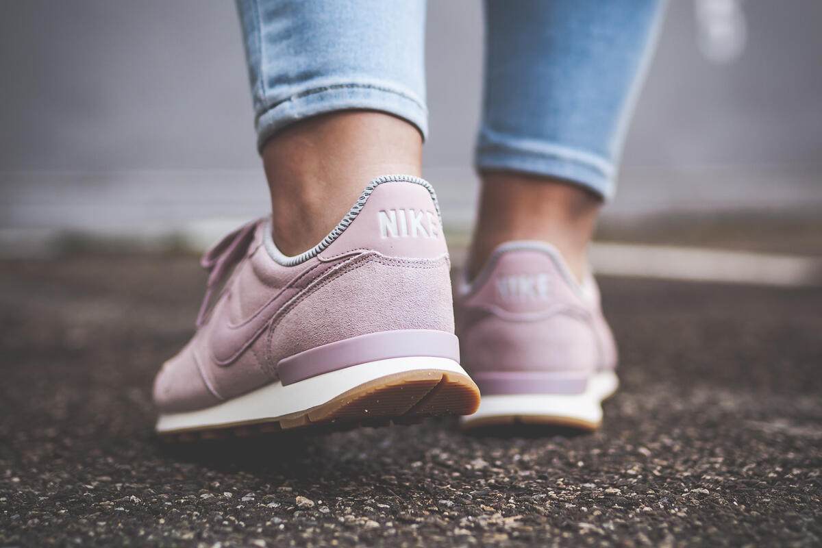 公式正規品!★NIKE W INTERNATIONALIST SE PARTICLE ROSE Nike Wmns Internationalist Se 